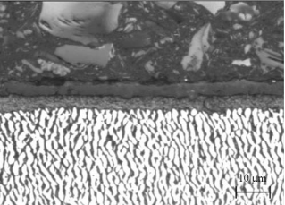 圖 12 &ndash; CMSX-4 [39 ppm La+Y] 在 105&deg;0C/125 MPa 下進(jìn)行蠕變斷裂測試后的表面微觀結(jié)構(gòu)